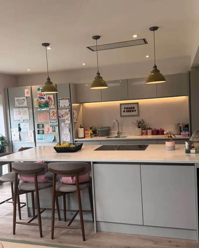 A cleaned family kitchen with polished island worktop, induction hob and streak-free splashback